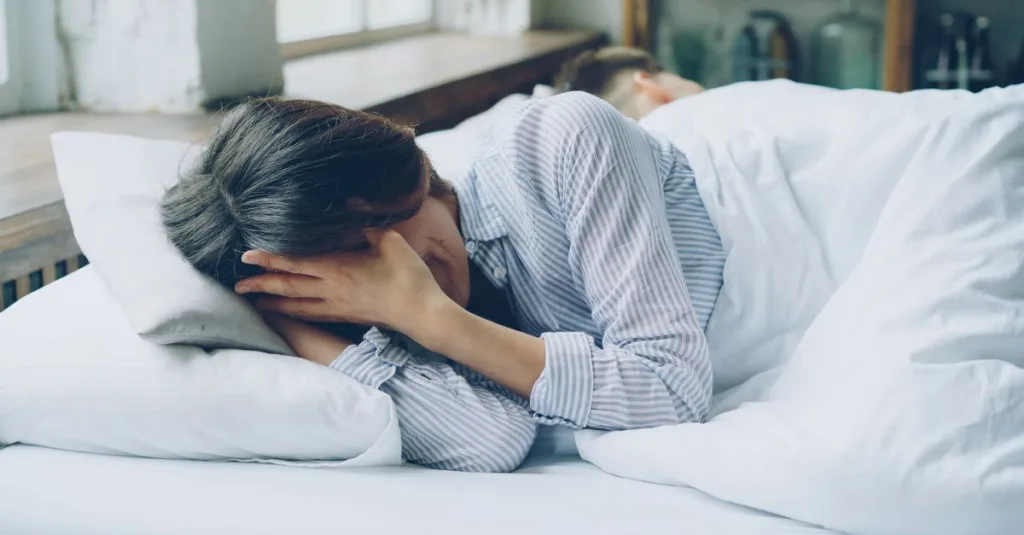 découvrez des techniques efficaces pour soulager l'anxiété avant de dormir et retrouver un sommeil paisible et réparateur.