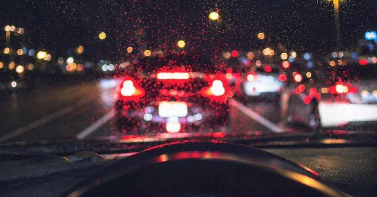 apprenez à surmonter la peur de conduire la nuit grâce à des conseils pratiques et des techniques pour retrouver confiance et sécurité au volant.