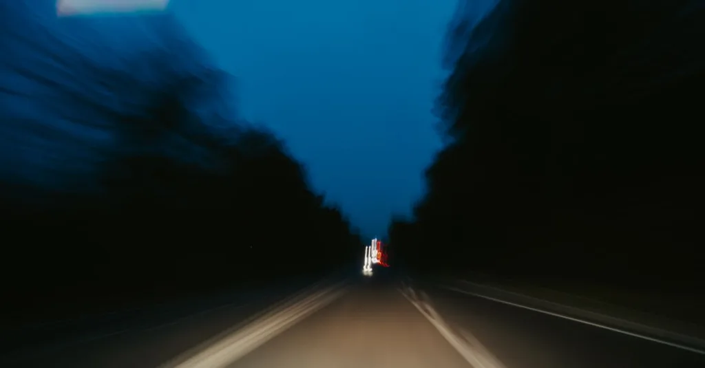 apprenez à surmonter la peur de conduire la nuit grâce à des conseils pratiques et des techniques efficaces pour reprendre confiance au volant.
