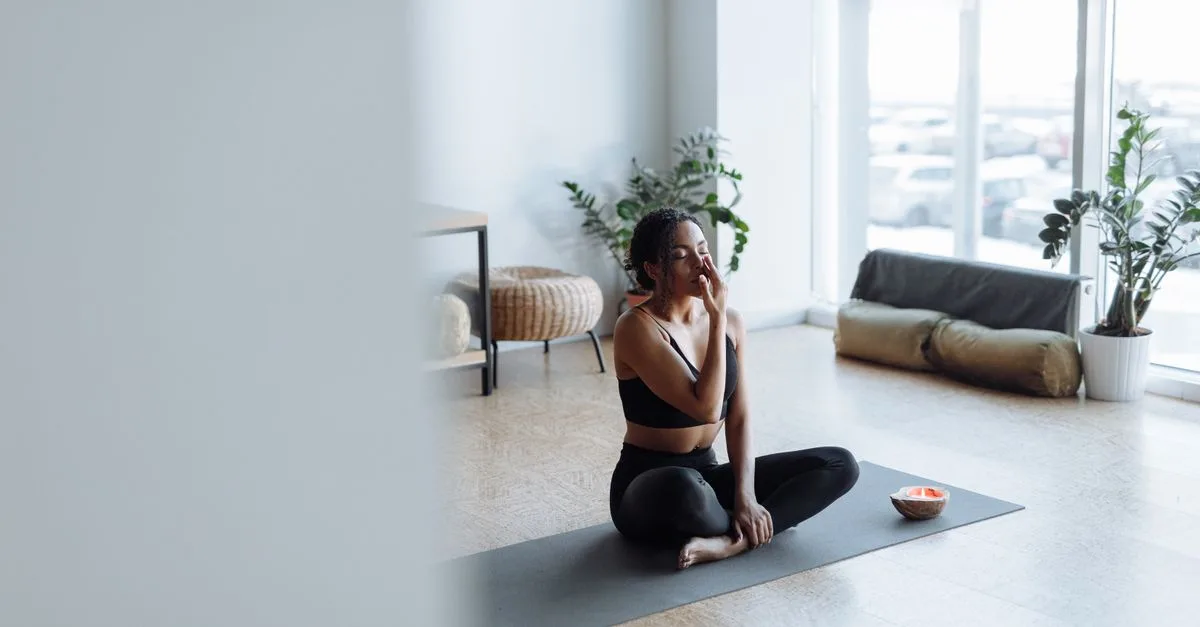 découvrez des exercices de sophrologie assis pour vous détendre, mieux respirer et retrouver votre calme au quotidien, où que vous soyez.